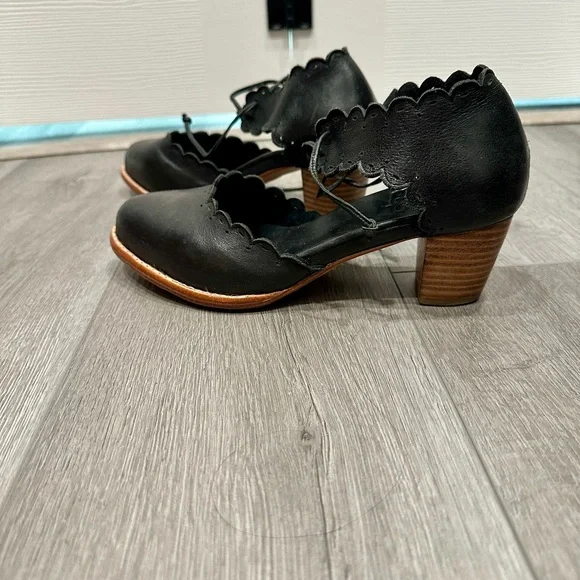 ELF Black Scalloped Leather Handmade in Bali Heels - Picture 2 of 6